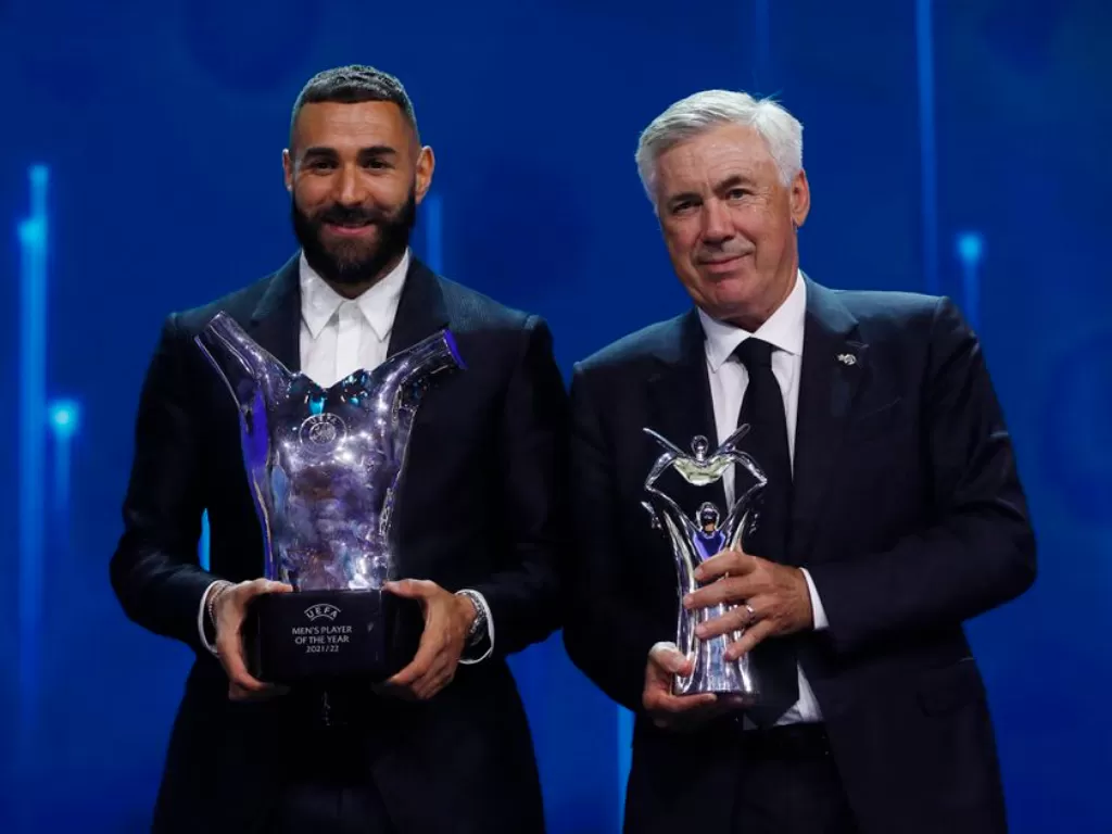 Karim Benzema dan Carlo Ancelotti meraih penghargaan dari UEFA sebagai pemain dan pelatih terbaik. (REUTERS/Murad Sezer)