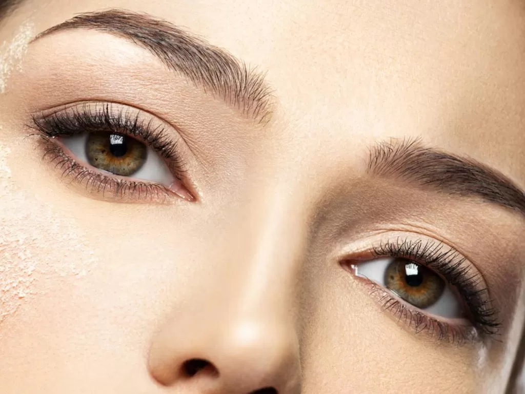 Ilustrasi wanita menggunakan eyeshadow (Freepik)