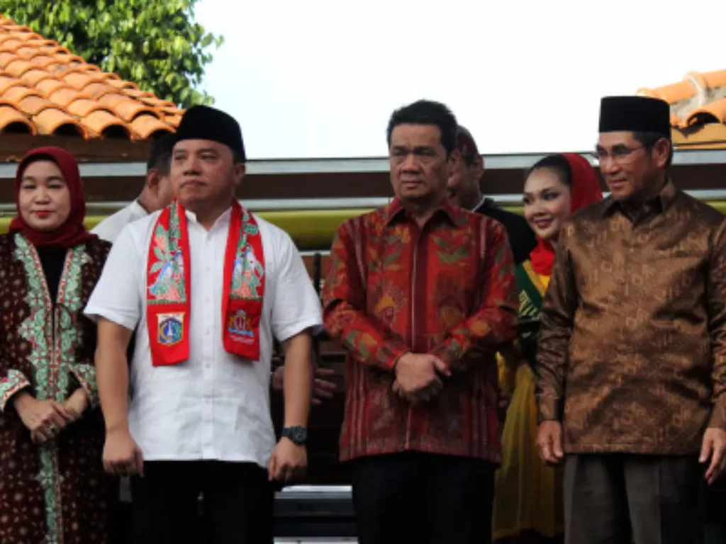 Wakil Gubernur DKI Jakarta Ahmad Riza Patria (kedua kanan/batik merah). (ANTARA FOTO/Henry Purba))