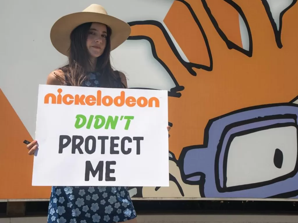 Alexa Nikolas memprotes Nickelodeon karena dianggap tidak melindungi korban pelecehan seksual anak. (instagram/@matchthesource)