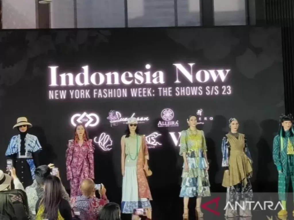 Koleksi dari enam desainer Indonesia yang akan melakukan peragaan busana di New York Fashion Week (NYFW) 2023, Amerika pada 11 November 2022 yang dipamerkan di Hutan Kota, Senayan, Kamis (25/8/2022) (ANTARA/Maria Cicilia Galuh)