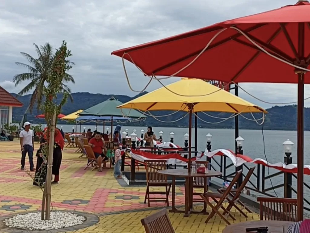 Obyek wisata viral dengan pemandangan Danau Singkarak (Z Creators/Yulman Yudhistira)