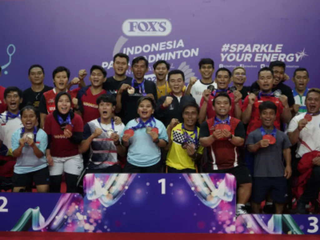 Atlet para-badminton Indonesia berfoto bersama usai bertanding pada babak final Indonesia Para Badminton Internasional 2022. (ANTARA FOTO/Andreas Fitri Atmoko)