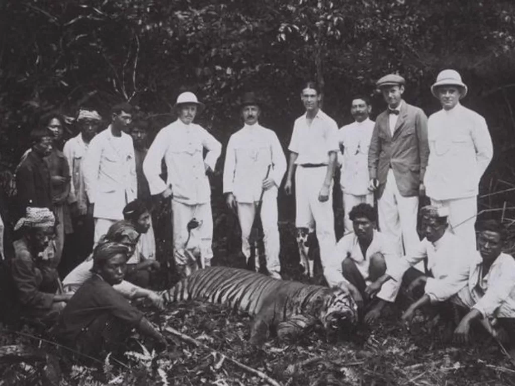 Orang-orang Belanda yang berburu harimau di hutan Priangan. (Wikipedia)
