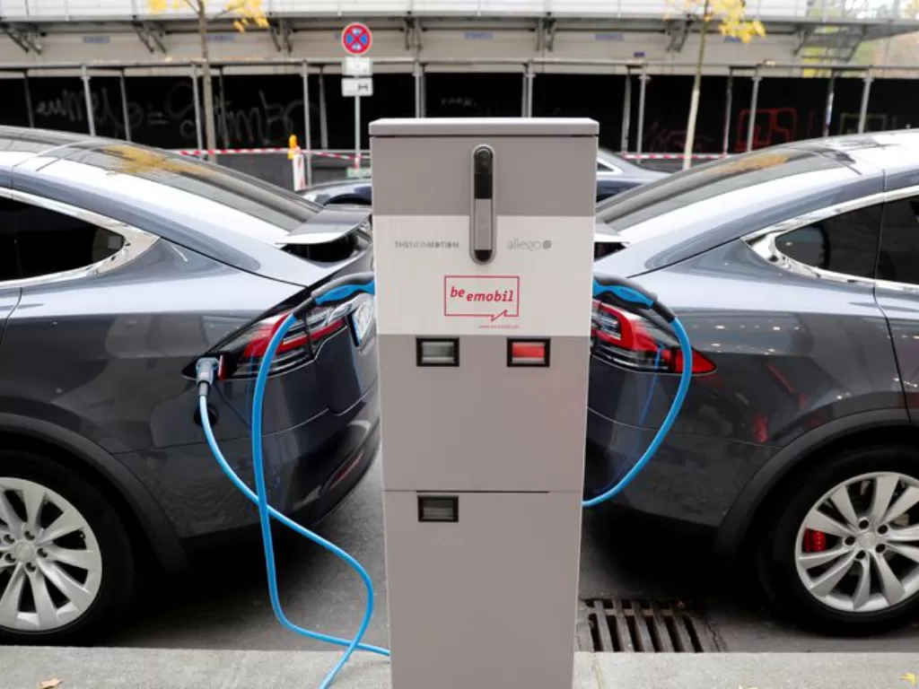 Mobil listrik Tesla Model X sedang mengisi daya. (Dok. REUTERS/Fabrizio Bensch)