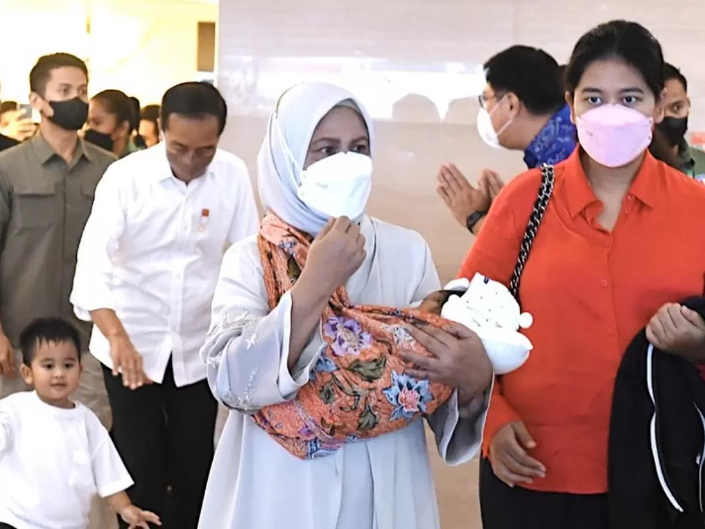 Iriana Jokowi gendong anak ketiga Kahiyang Ayu. (Instagram/bobbynst)