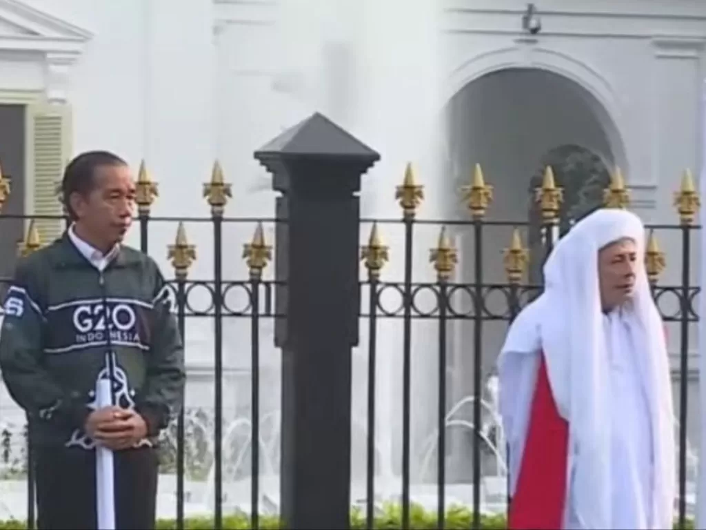 Presiden Joko Widodo (kiri) bersama anggota Dewan Pertimbangan Presiden sekaligus ulama kharismatik Habib Luthfi bin Yahya saat melepas Kirab Merah Putih di depan Istana Merdeka, Jakarta, Minggu (28/8/2022). (ANTARA/Gilang Galiartha)