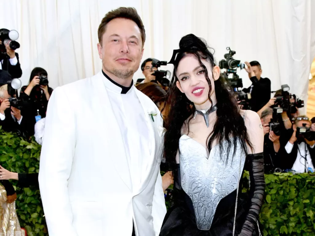 Elon Musk dan Grimes saat menghadiri sebuah acara. (Dok. Billboard)