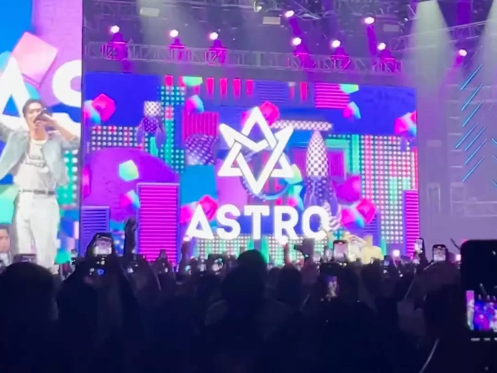 Performance boyband Astro (Instagram/@erickthohir)