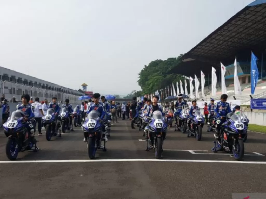 Para pebalap bersiap untuk mengaspal di Sirkuit Internasional Sentul, Bogor, Jawa Barat, Minggu (28/8/2022). (ANTARA/Muhammad Ramdan)