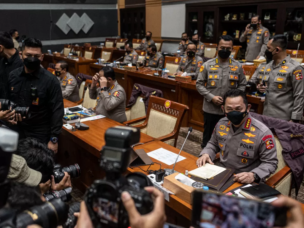 Kapolri Jenderal Pol Listyo Sigit Prabowo (kanan bawah) bersiap mengikuti rapat kerja dengan Komisi III DPR di Kompleks Parlemen, Senayan, Jakarta. (ANTARA/Aprillio Akbar)
