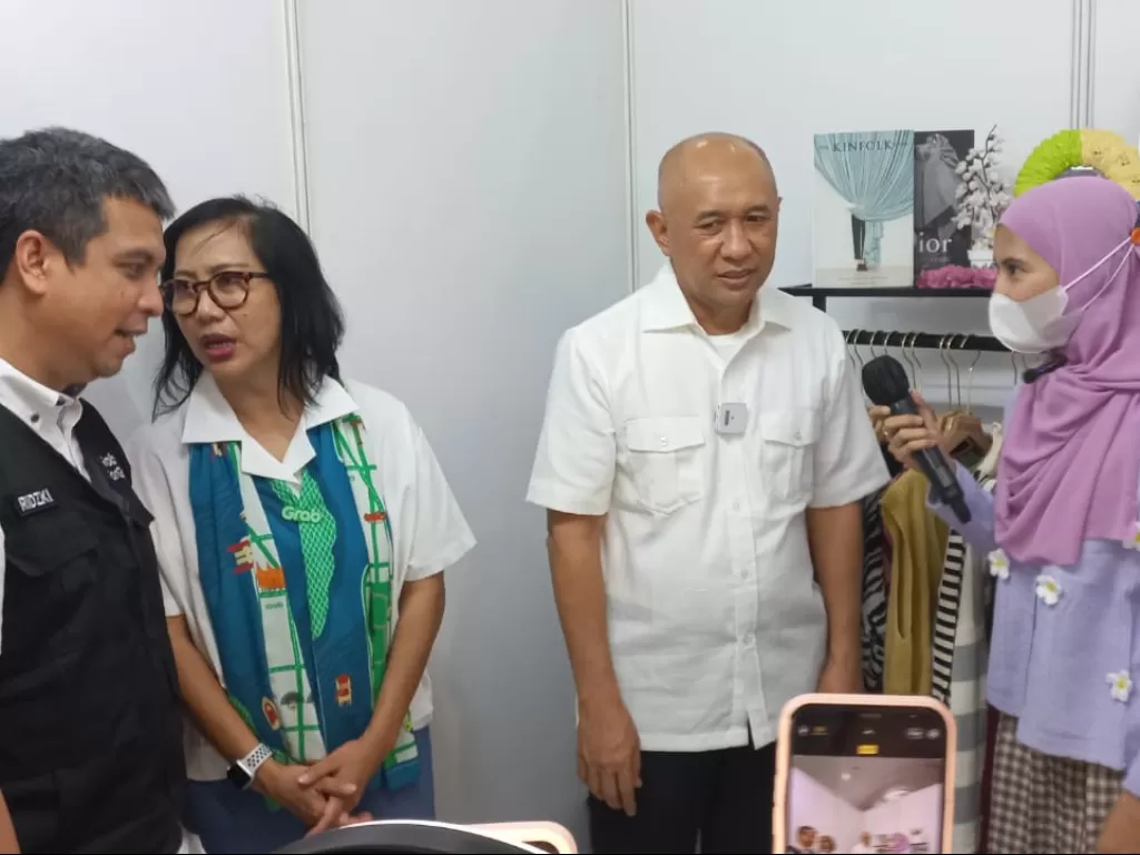 Menteri Koperasi dan Usaha Kecil dan Menengah Indonesia Teten Masduki sambangi brand lokal fashion (Dewi/Indozone)