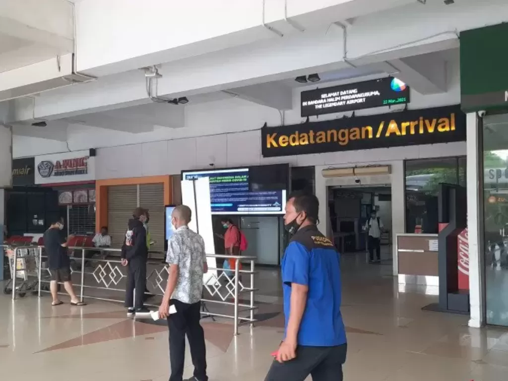 Suasana area kedatangan Bandara Halim Perdanakusuma, Jakarta, Jumat (30/4/2021). (ANTARA/Yogi Rachman)