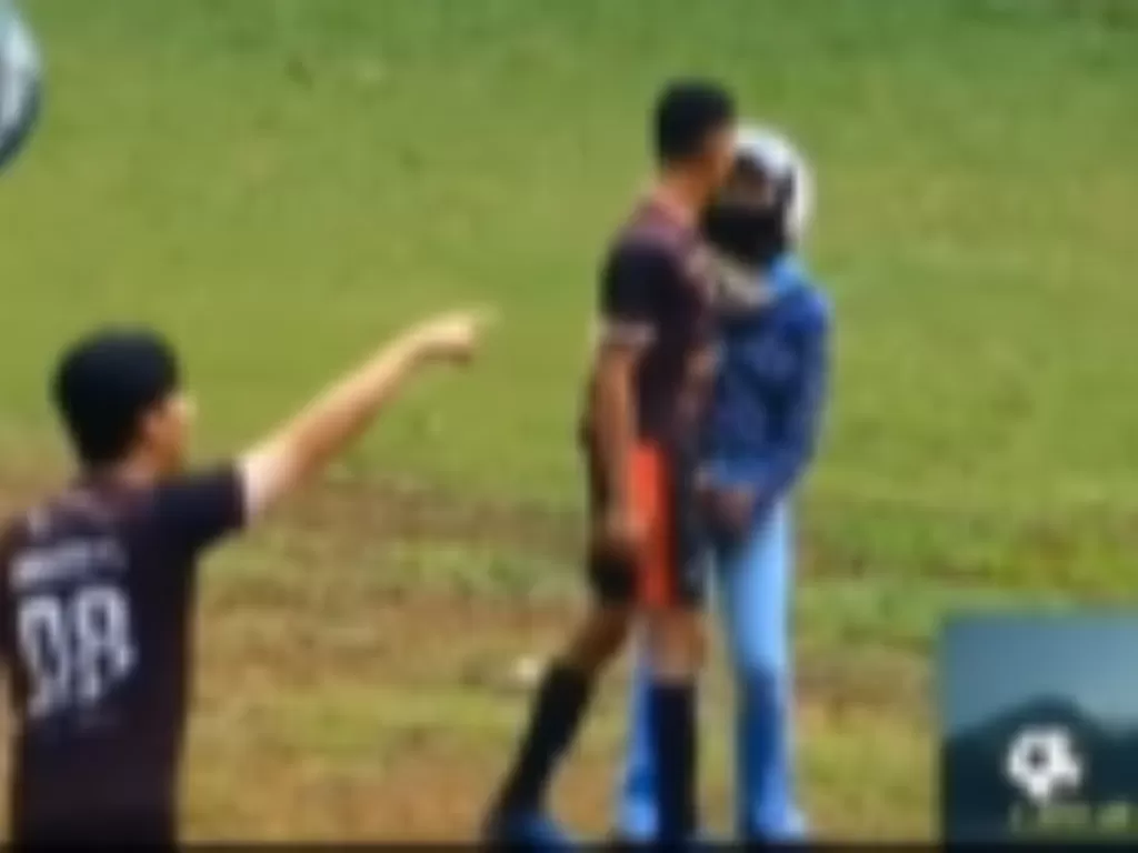 Seorang wanita menghampiri pemain sepak bola antar kampung (tarkam) yang diduga kekasihnya saat laga berlangsung. (Screenshoot/Instagram/@memomedsos)