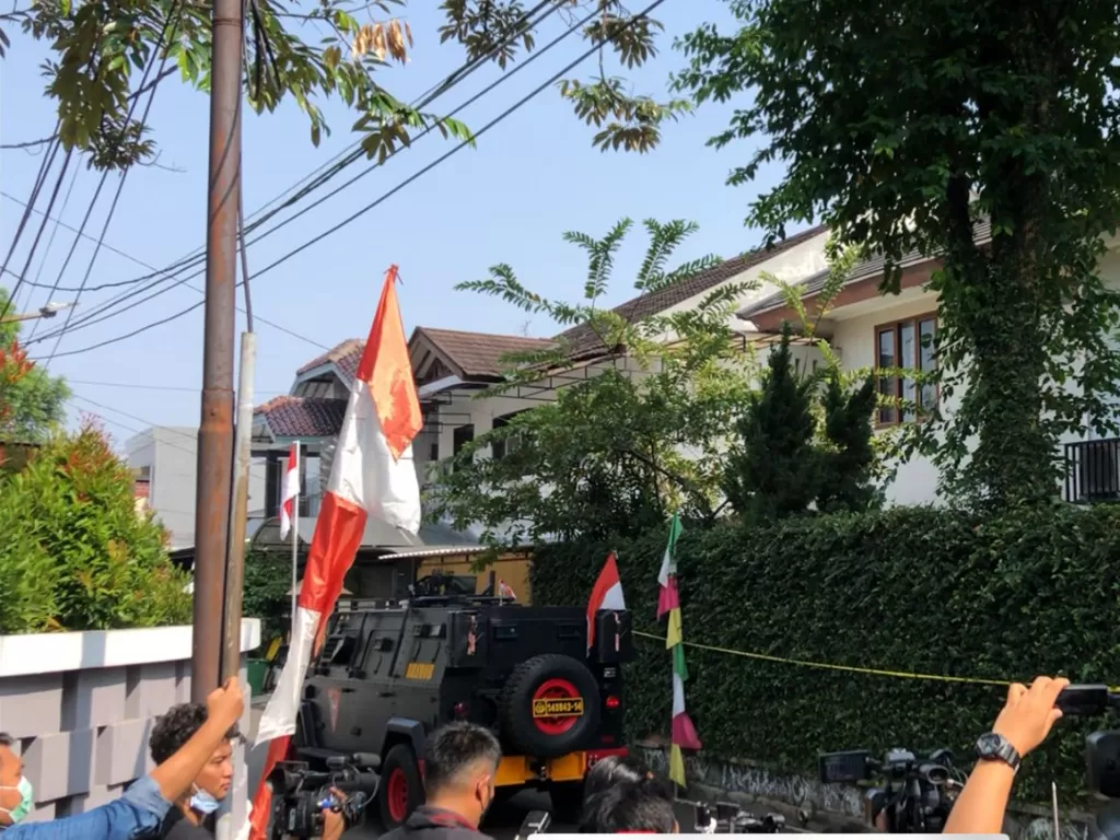 Mobil taktis Brimob diduga diisi Irjen Ferdy Sambo tiba di Duren Tiga, Jakarta Selatan, Selasa (30/8/2022). (INDOZONE/Samsudhuha Wildansyah).