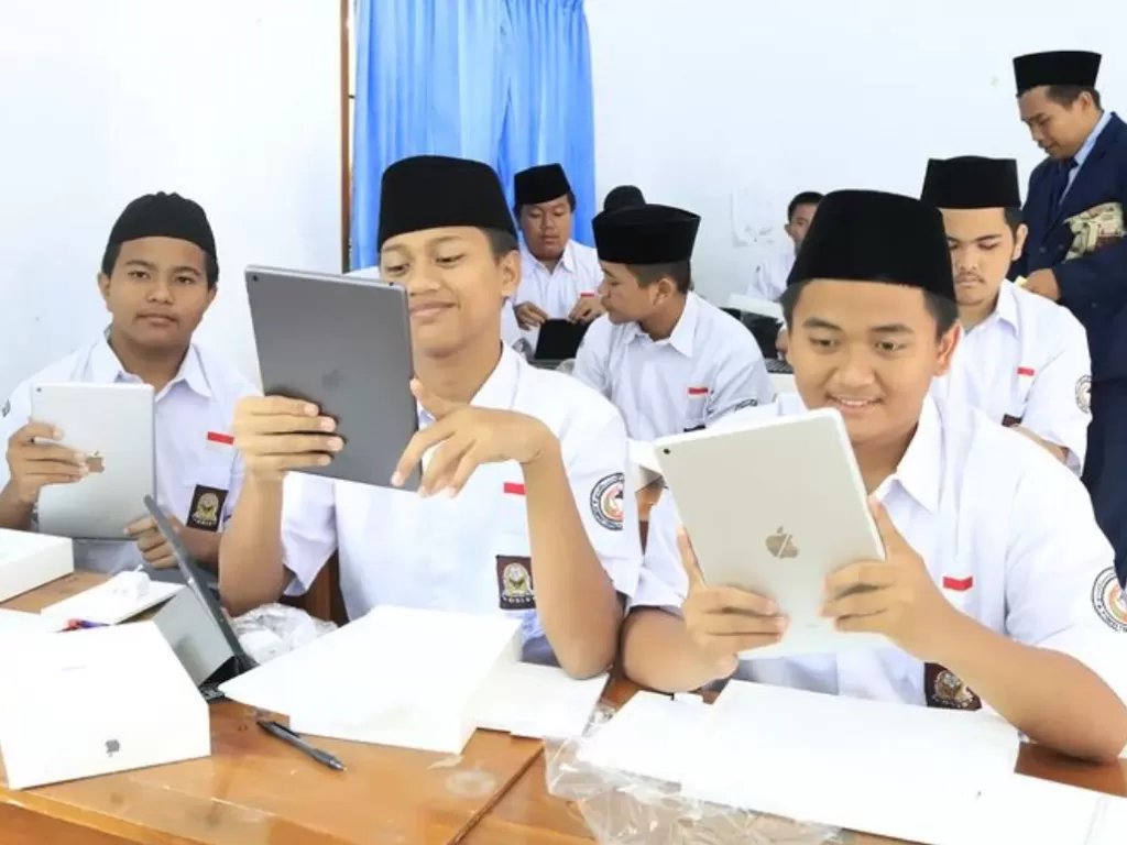 Para pelajar SMAIT Al-Multazam 2, Kuningan, mendapat Ipad Apple baru. (Z Creators/Shafwan Gunawan)