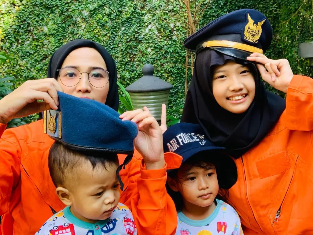 Amalia Fujiawati dan ketiga anaknya. (Instagram/yuniamalia)