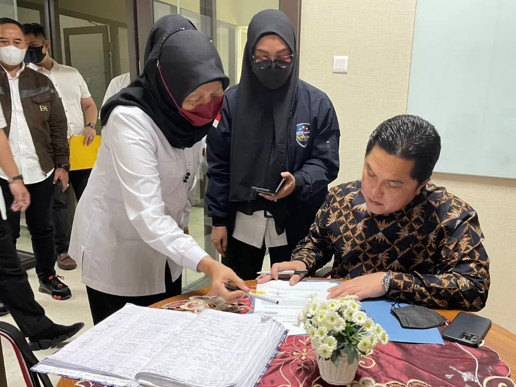 Erick Thohir menandatangani pembuatan laporan polisi di Ruang Konsul SPKT Bareskrim Polri, Mabes Polri, Jakarta, Senin (29/8) petang.