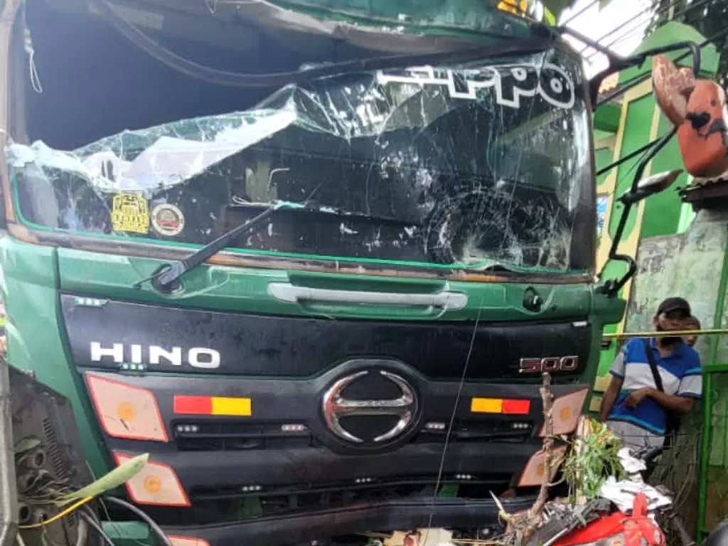 Kecelakaan maut truk trailer tabrak tiang di Kota Bekasi, Rabu (31/8/2022). (Dok. Polda Metro Jaya)