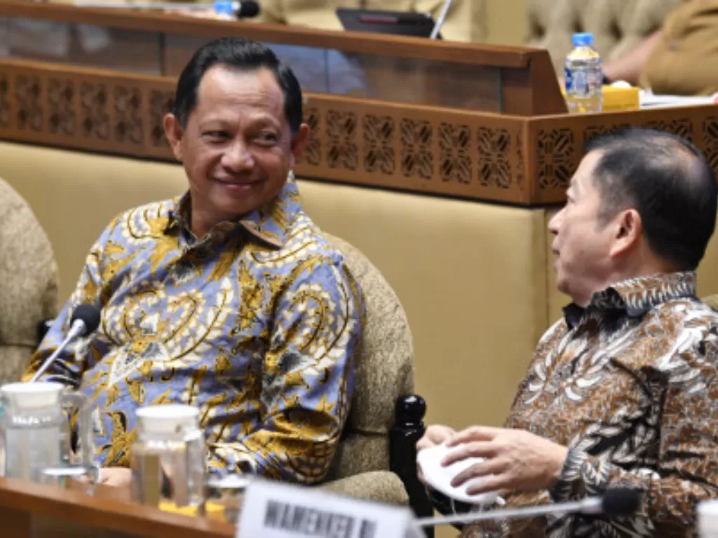 Menteri Dalam Negeri Tito Karnavian (kiri) dalam rapat bersama DPR bahas Rancangan Undang Undang pembentukan provinsi Papua Barat Daya. (ANTARA FOTO/Aditya Pradana Putra)