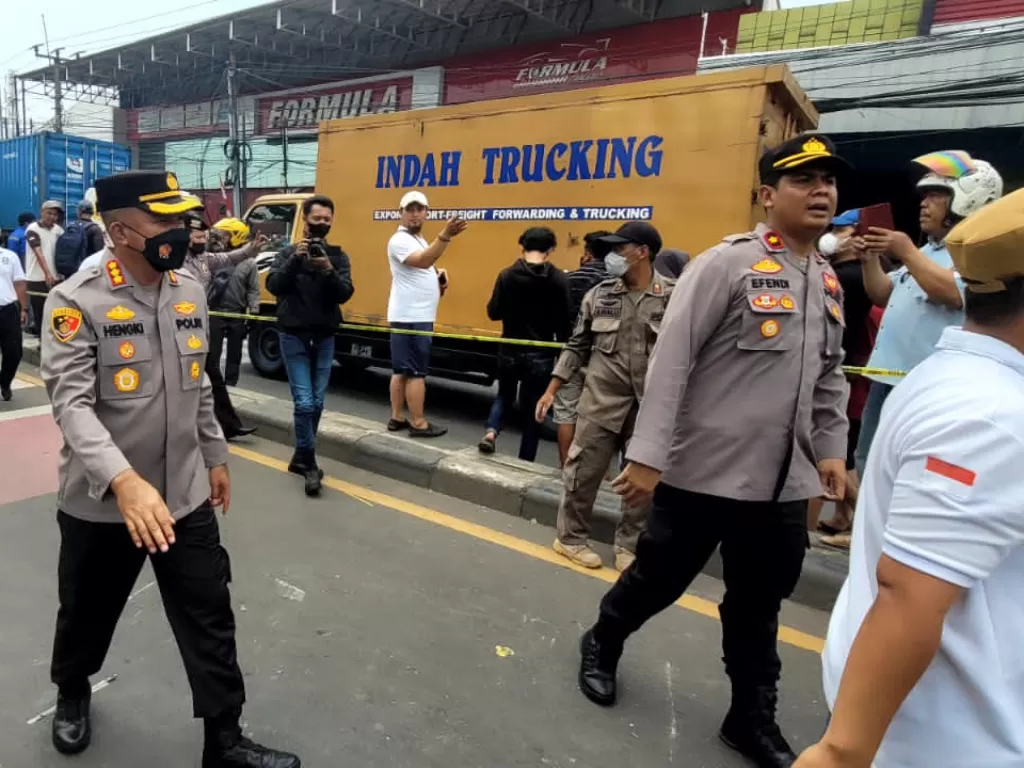 Kecelakaan maut truk trailer tabrak tiang di Kota Bekasi, Rabu (31/8/2022). (Dok. Polda Metro Jaya)