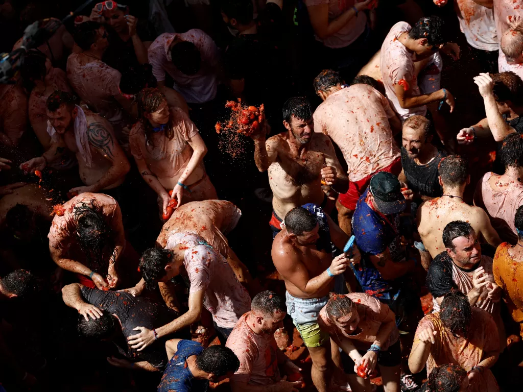 Festival  La Tomatina Spanyol. (REUTERS/Juan Medina)