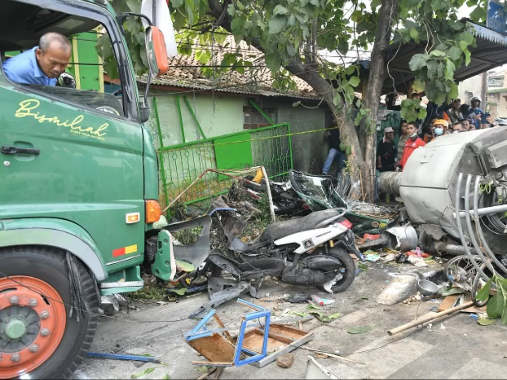 Petugas memindahkan truk kontainer yang mengalami kecelakaan di Jalan Sultan Agung, depan SDN Kota Baru 02 dan 03 Kranji, Bekasi. (ANTARA FOTO/ Fakhri Hermansyah)