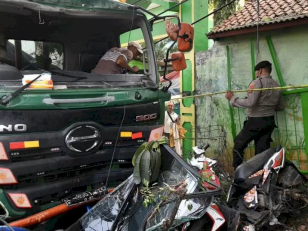 Kecelakaan maut truk trailer menabrak tiang di depan sekolah dasar (SD) Jalan Sultan Agung, Kranji, Kota Bekasi (31/08/2022) (ANTARA/Fakhri Hermansyah)