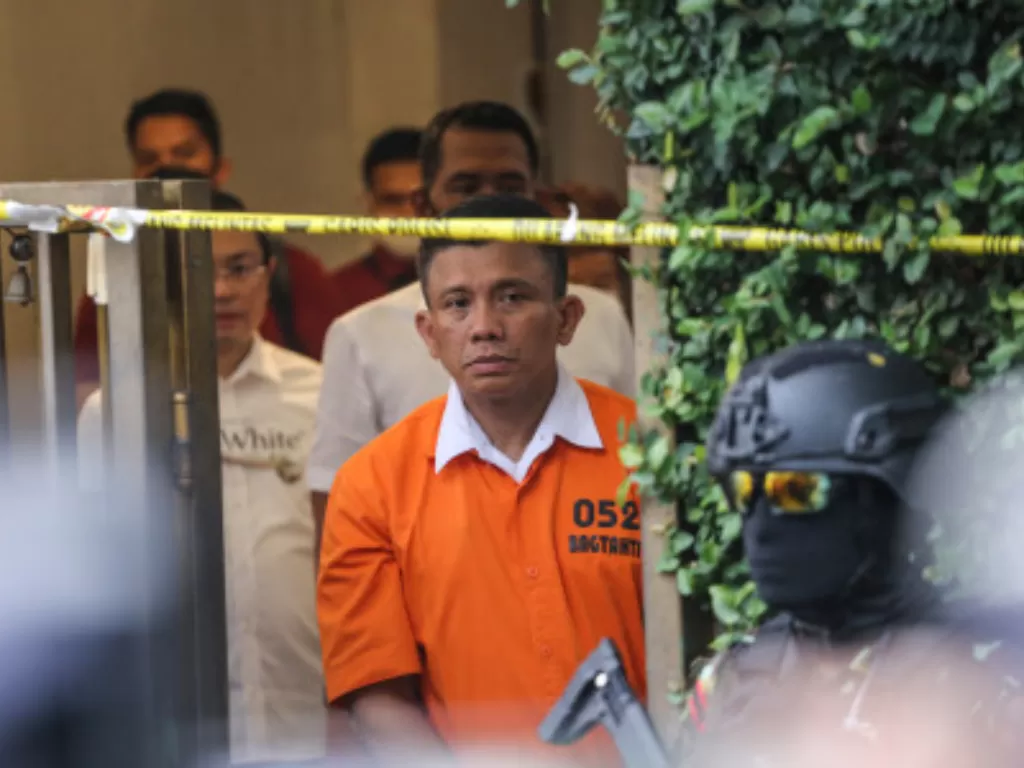 Tersangka Irjen Ferdy Sambo keluar dari rumah dinasnya yang menjadi TKP pembunuhan Brigadir J di Duren Tiga, Jakarta Selatan. (ANTARA FOTO/Asprilla Dwi Adha)