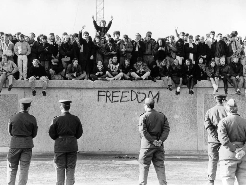 Peristiwa Runtuhnya Tembok Berlin. (Nationalgeographic)