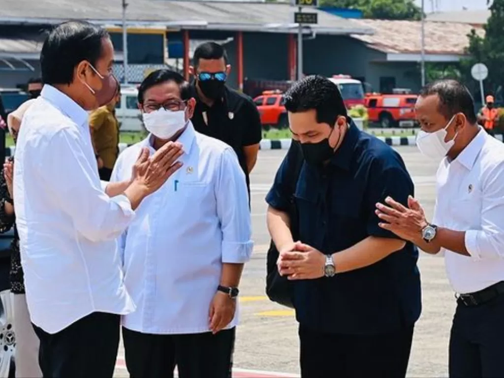 Presiden Joko Widodo (Jokowi) memberi salam pada Menteri BUMN Erick Thohir (Instagram/@erickthohir)