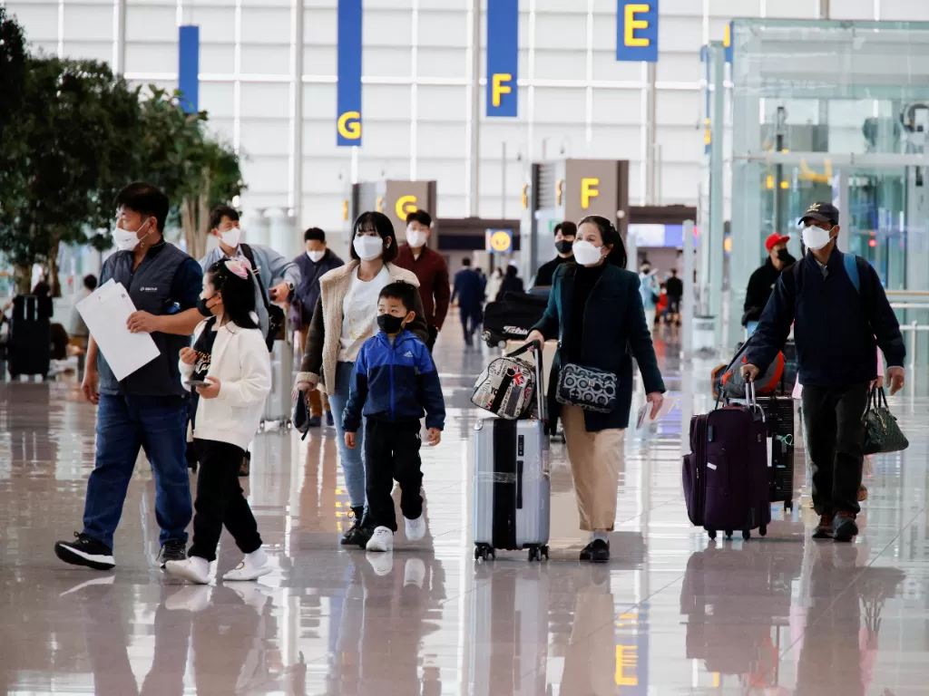 Orang-orang yang memakai masker wajah untuk mencegah tertular penyakit coronavirus (COVID-19) berjalan di Bandara Internasional Incheon di Incheon, Korea Selatan. (REUTERS/Heo Ran)