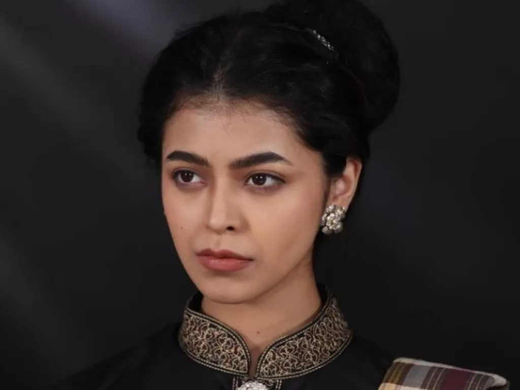 Potret Jharna Bhagwani beauty vlogger merias wajahnya layaknya pahlawan asal Aceh, Cut Nyak Dien. (INSTAGRAM/Jharna Bhagwani)
