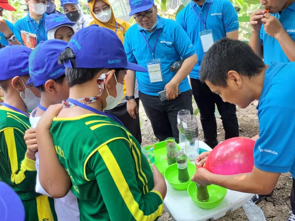 Siswa Sekolah Dasar (SD) dan para peserta Mizuiku Outdoor Program belajar tentang pemanfaatan air limbah. (Dok. Mizuiku Outdoor Program)