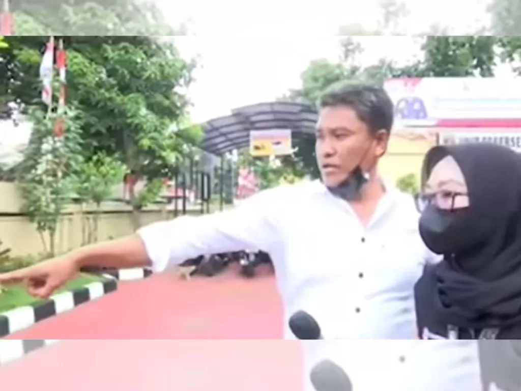 Tangkapan layar oknum penyidik Polsek Kembangan menyuruh jurnalis wanita ngomong sama pohon saat ditanya kasus KDRT, Senin (29/8/2022). (Instagram/@sunankalijaga_sh)