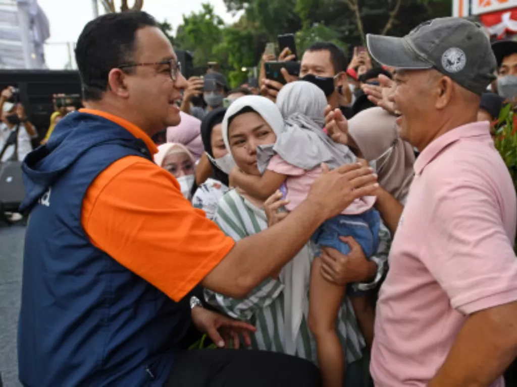 Gubernur DKI Jakarta Anies Baswedan (kiri) berdialog dengan warga. (ANTARA FOTO/Aditya Pradana Putra)
