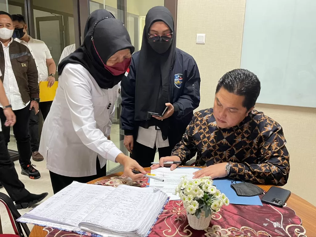 Erick Thohir menandatangani pembuatan laporan polisi di Ruang Konsul SPKT Bareskrim Polri, Mabes Polri, Jakarta, Senin (29/8/2022) petang. 
