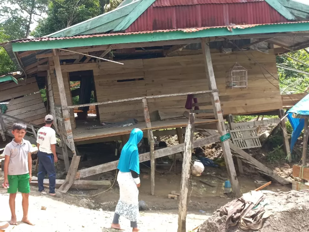 Rumah rusak akibat longsor dan banjir (Z Creators/Asri Mursyid)