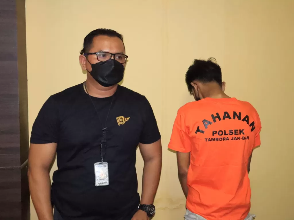 Salah satu pelaku perampokan terhadap pedagang bensin eceran di Jakarta Barat ditangkap polisi. (Dok. Humas Polres Jakarta Barat)