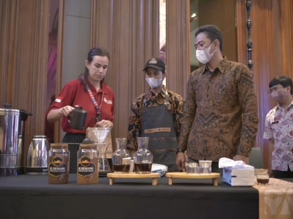 Delegasi U20 menikmati kuliner dari Jabar dalam kegiatan dodol making dan coffee cupping yang merupakan rangkaian Mayors Retreat U20 di Kabupaten Bogor, Kamis (1/9/2022). (ANTARA/Humas Pemda Jabar)