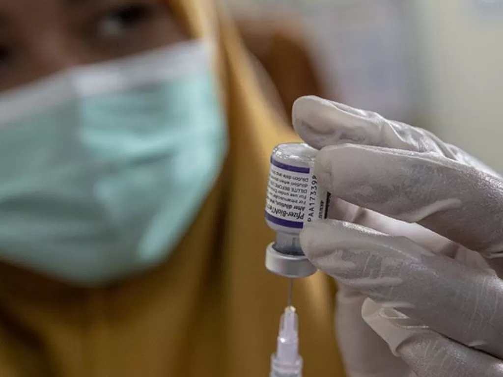 Petugas kesehatan menyiapkan dosis vaksin COVID-19 untuk disuntikan ke calon penerima vaksin di Puskesmas Kecamatan Gambir, Jakarta, Senin( 25/7/2022). (ANTARA FOTO/MUHAMMAD ADIMAJA)
