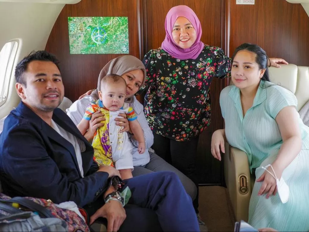 Mbak Lala bersama keluarga Raffi Ahmad dan Nagita Slavina (Instagram/@shela_lala96) 