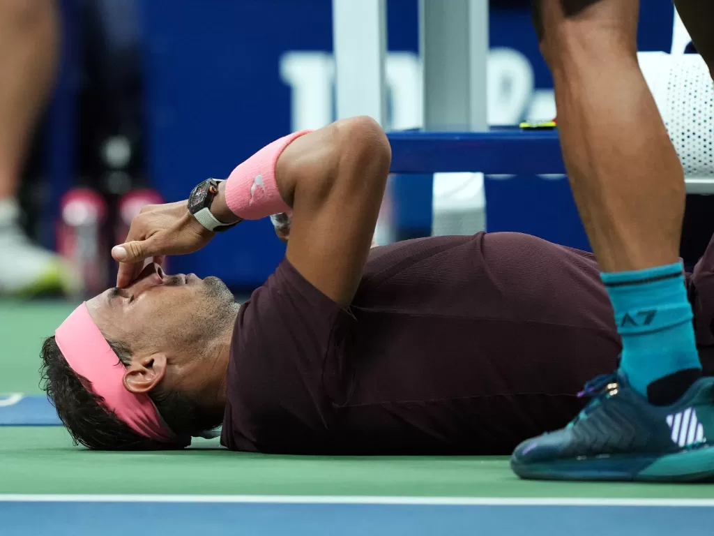 Rafael Nadal memegangi hidungnya yang berdarah di US Open 2022. (REUTERS/Danielle Parhizkaran)
