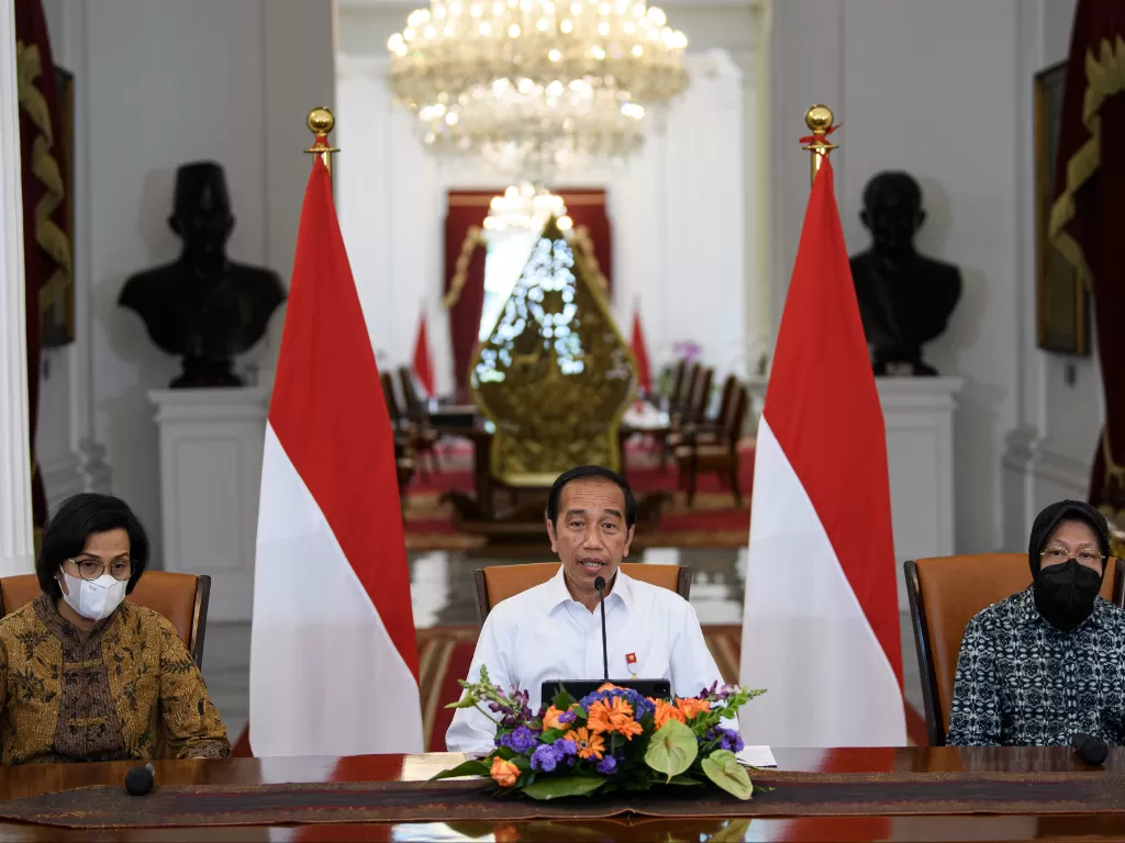 Presiden Joko Widodo (tengah) didampingi Menteri Keuangan Sri Mulyani (kiri) dan Menteri Sosial Tri Rismaharini mengumumkan harga BBM. (ANTARA/Sigid Kurniawan)
