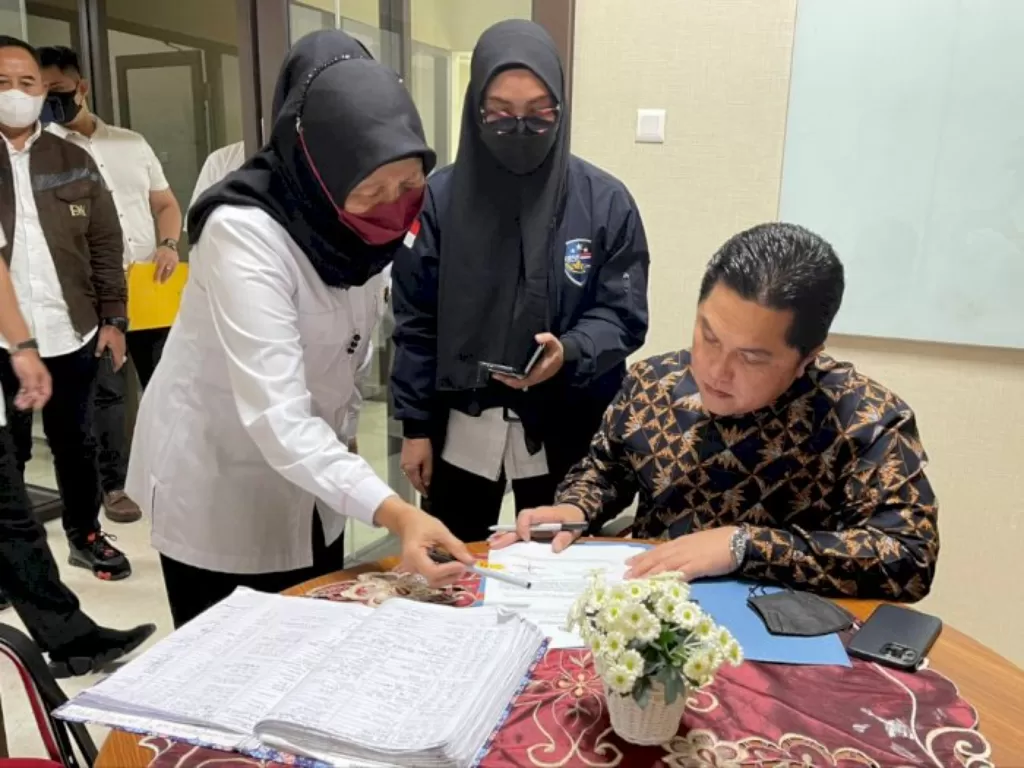 Erick Thohir menandatangani pembuatan laporan polisi di Ruang Konsul SPKT Bareskrim Polri, Mabes Polri, Jakarta, Senin (29/8/2022) petang. (Istimewa)