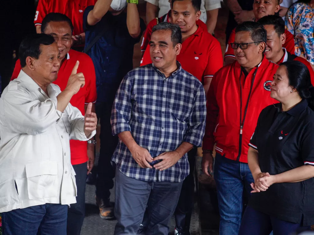 Ketua Umum Partai Gerindra Prabowo Subianto (kiri depan) dan Ketua DPP PDI Perjuangan Puan Maharani (kanan depan) beserta jajaran petinggi partai. (ANTARA/Yulius Satria Wijaya)