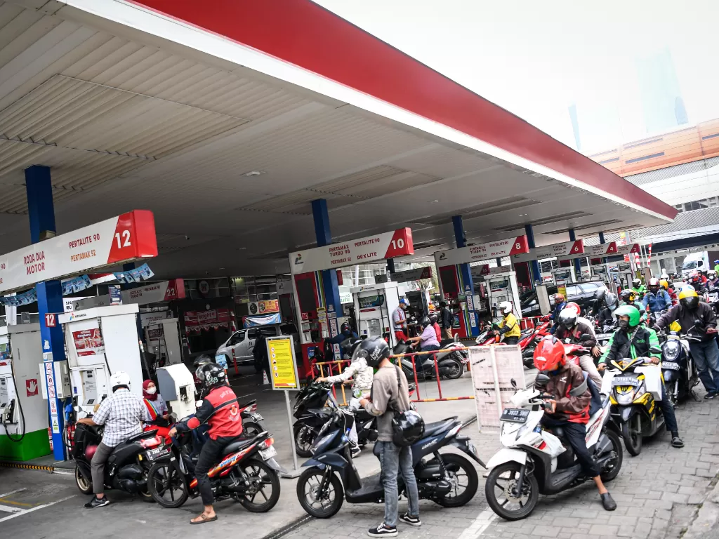 Pengendara kendaraan roda dua mengisi bahan bakar minyak (BBM) di salah satu SPBU di kawasan Rasuna Said, Kuningan, Jakarta, Rabu (31/8/2022). (ANTARA/M Risyal Hidayat)