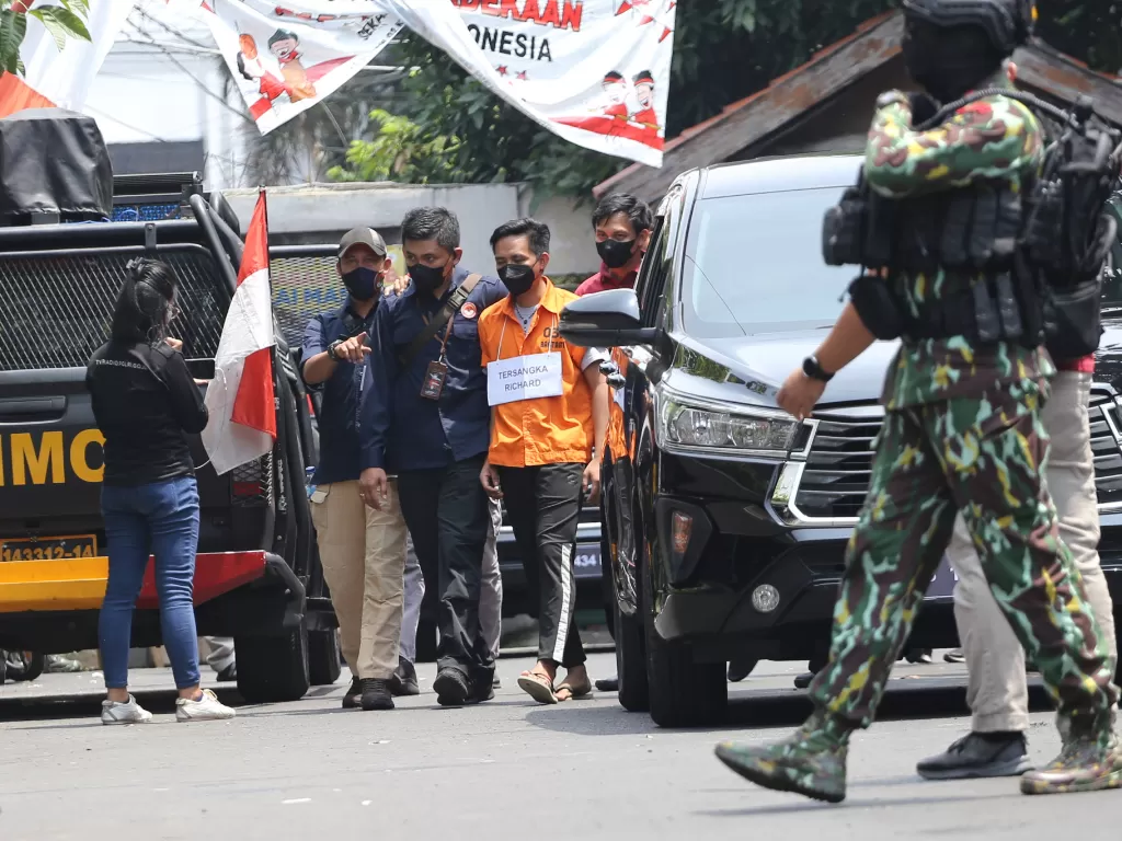 Tersangka Bharada Richard Eliezer (ketiga kiri) berjalan sebelum rekonstruksi pembunuhan Brigadir J di rumah pribadi Irjen Ferdy Sambo di Jalan Saguling, Duren Tiga, Jakarta. (ANTARA/Asprilla Dwi Adha)