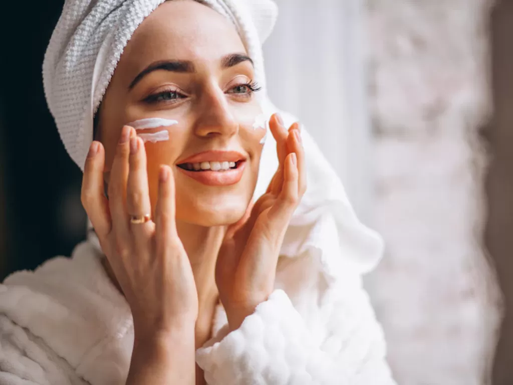 Wanita memakai primer sebelum make up (freepik.com)