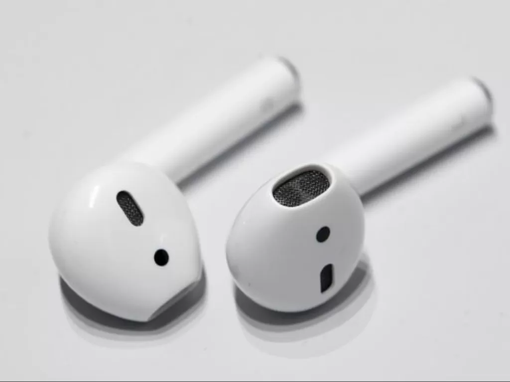 Ilustrasi AirPods Pro 2. (REUTERS/Beck Diefenbach)